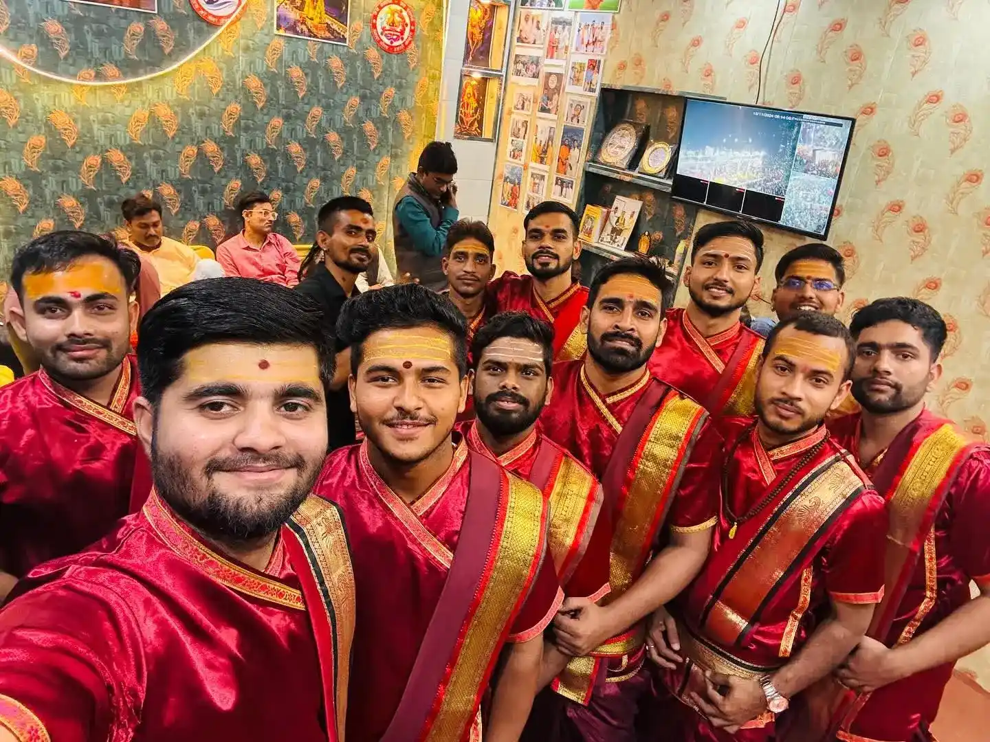 Pandit Ji Leading Sandhya Aarti - Evening Ganga Aarti ceremony with Vedic Puja Banaras and authentic Hindu rituals